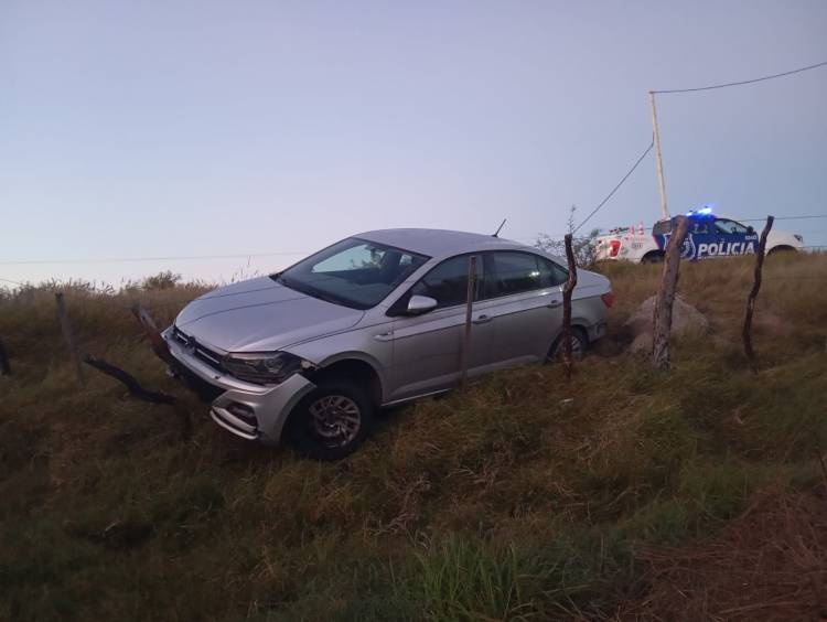 Derrape en Ruta 29: un conductor perdió el control al esquivar un bache y terminó fuera de la calzada