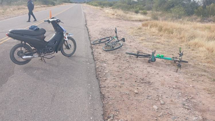 Chepes: motociclista chocó contra tres ciclistas y dejó varios heridos