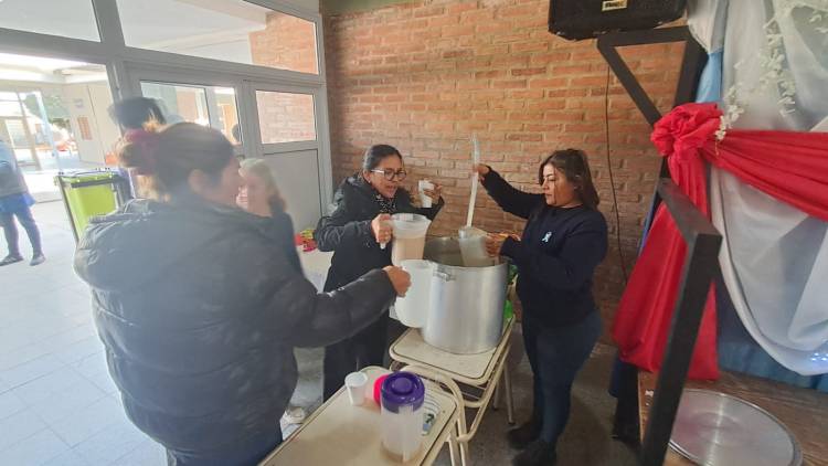 Un gesto que deja huellas: profesores de taller organizaron una chocolatada para celebrar el Día de La Rioja en la E.P.E.T. Nº1