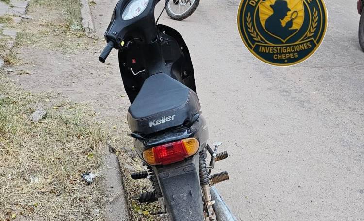 Robaron una motocicleta mientras su propietario dejaba a su hijo en una práctica deportiva y la recuperaron a las pocas cuadras