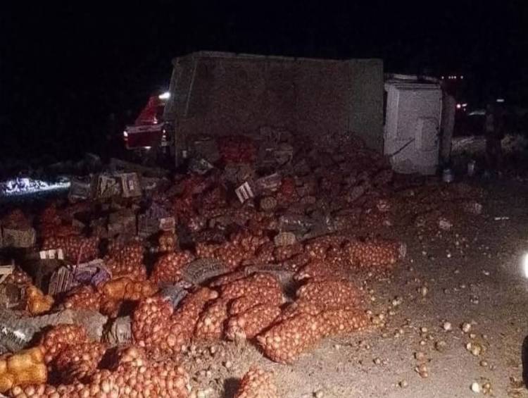 Un camión volcó y tiró su carga en plena ruta