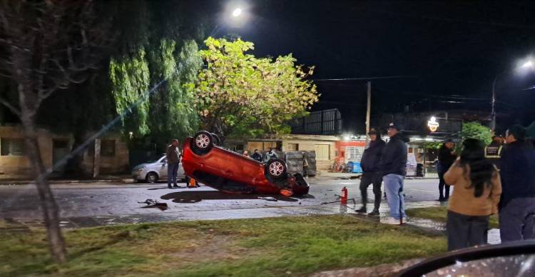 Chepes: una conductora chocó un vehículo estacionado, volcó y dio positivo en alcoholemia