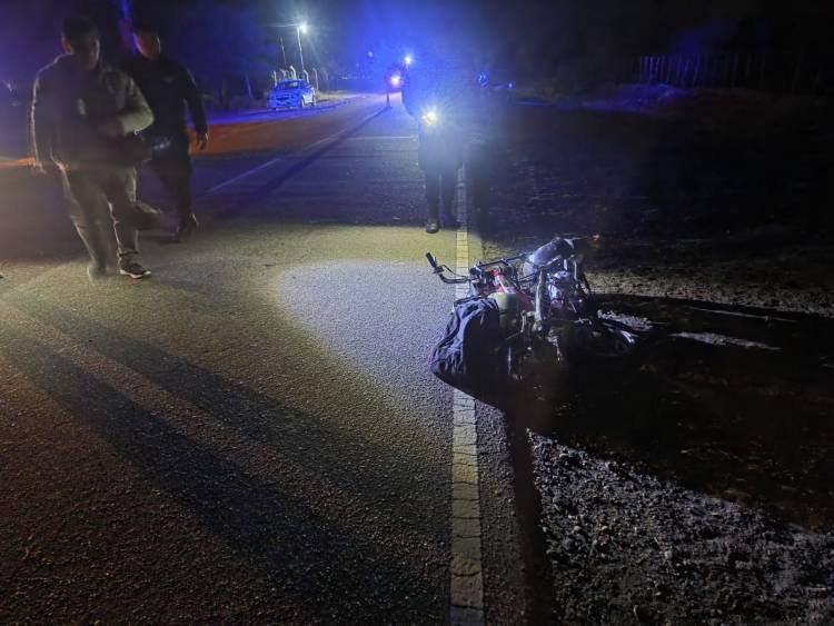 Chepes: un motociclista chocó contra un hombre que estaba tendido sobre la calzada