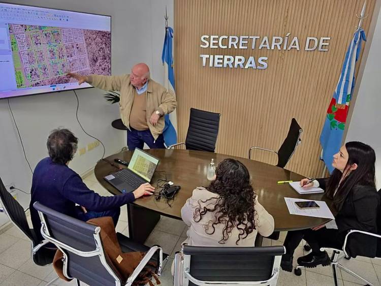 Laura Carrizo gestiona la regularización dominial de barrios del departamento