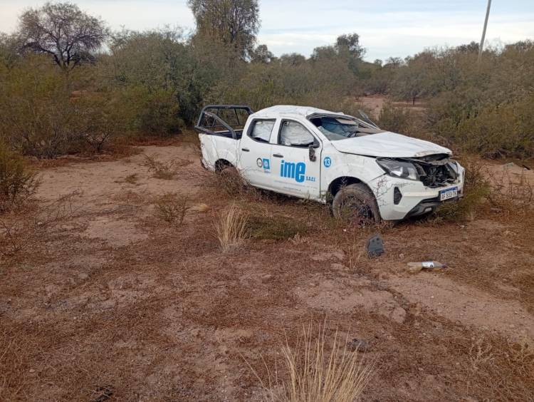 Conductor sufrió lesiones tras volcar una camioneta sobre Ruta 141 cerca de Chepes
