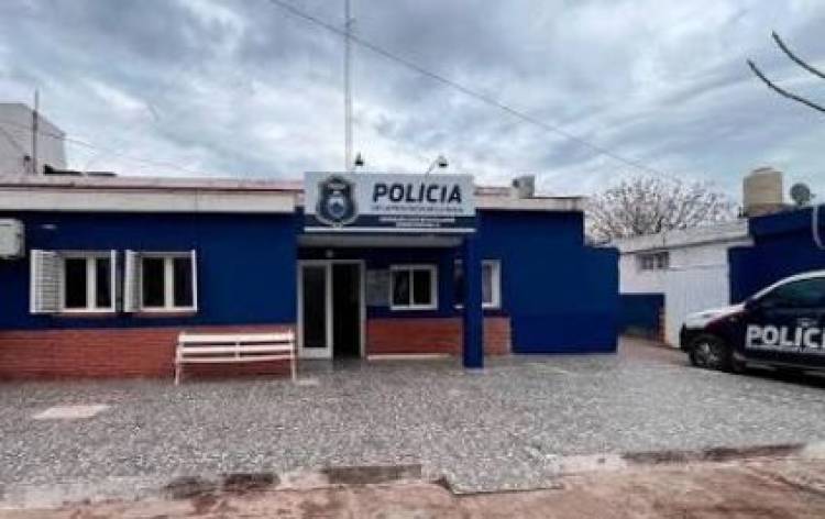 Dos jóvenes fueron detenidos tras intentar escapar y agredir a policías durante un control en Milagro
