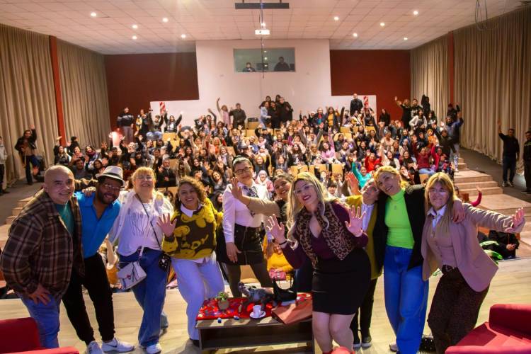 Dra. Mirta: El teatro convocó a numerosas familias en una nueva propuesta cultural