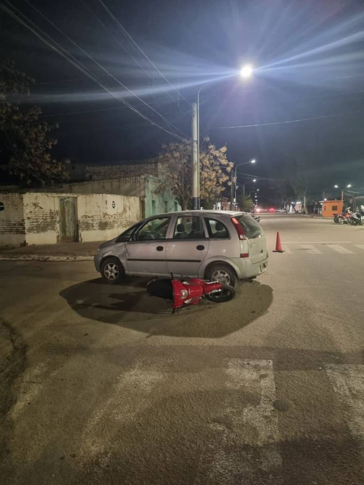 Milagro: Dos adolescentes resultaron heridos tras un choque entre una moto y un automóvil