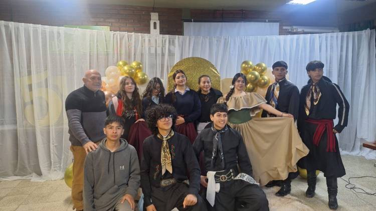 “Raíces y Alas” dejó su huella en el 68° aniversario de la Escuela Normal de Chepes