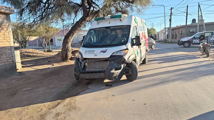 Una ambulancia y un automóvil chocaron en Catuna