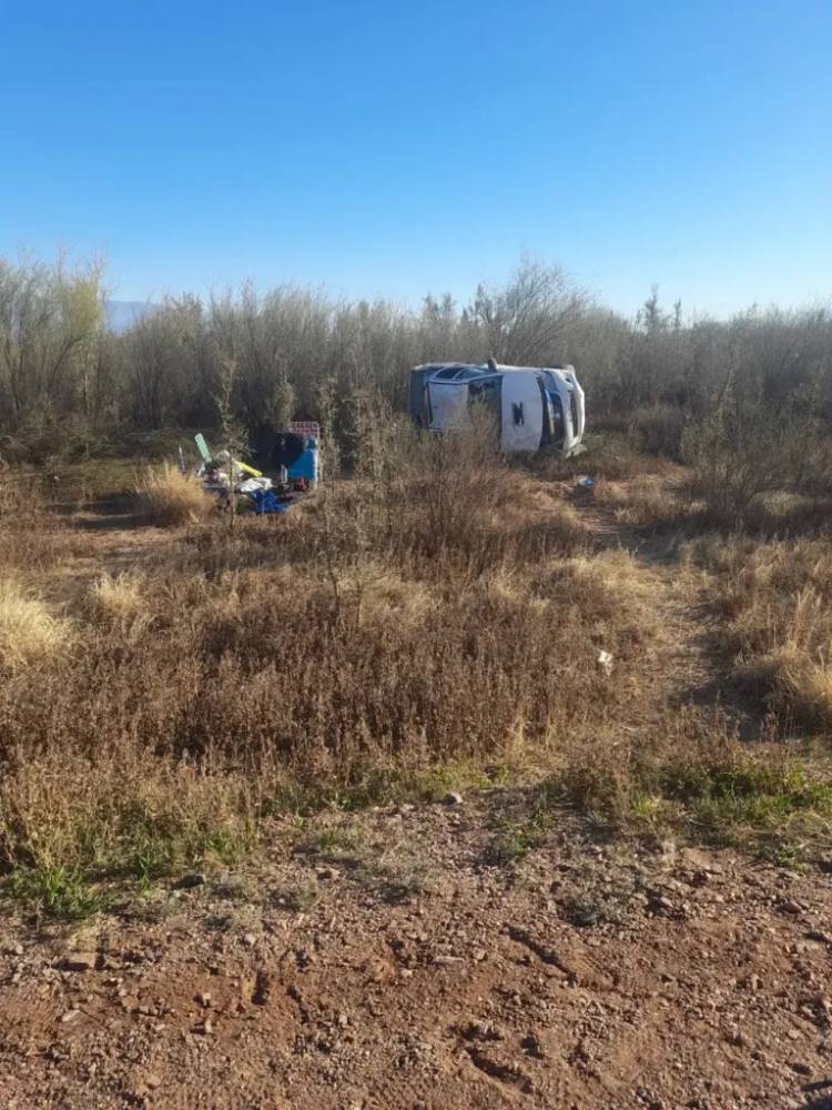 Otro siniestro en Ruta 141: camioneta que viajaba a La Rioja volcó en Bermejo