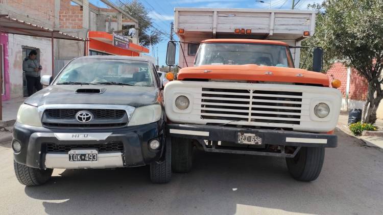 Accidente vial en Joaquín V. González: un camión dañó una camioneta estacionada