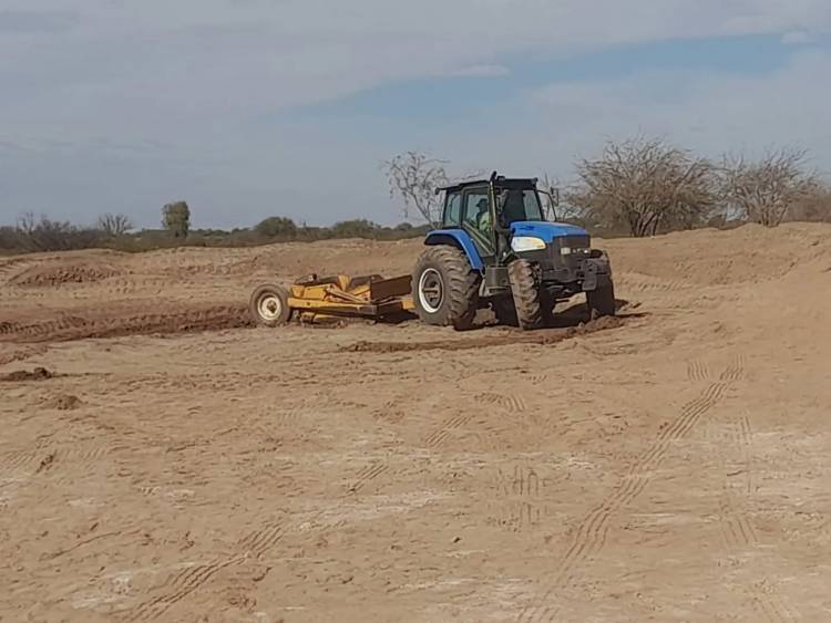 Comenzó el servicio de desbarre para represas ganaderas