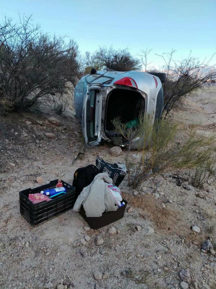 Impactante vuelco de un automóvil conducido por una mujer, acompañada por una menor