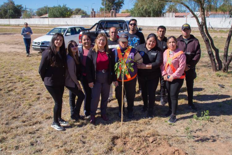 El Municipio fortaleció los espacios verdes con una jornada de forestación