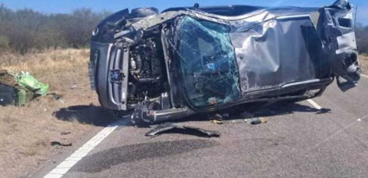 Vuelco cerca de Milagro: dos personas resultaron heridas y una fue trasladada a Chamical