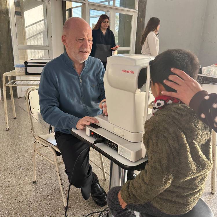 Nuevo operativo oftalmológico acercó atención y anteojos a vecinos de Desiderio Tello