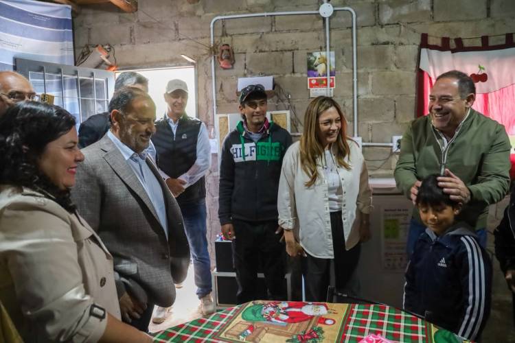 Quintela inauguró sistemas solares en La Laguna para que las familias del interior profundo también puedan tener electricidad y acceso a internet