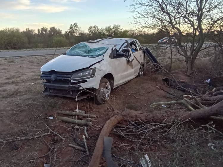 Dos personas resultaron heridas tras un vuelco en la Ruta 141 y una permanece internada