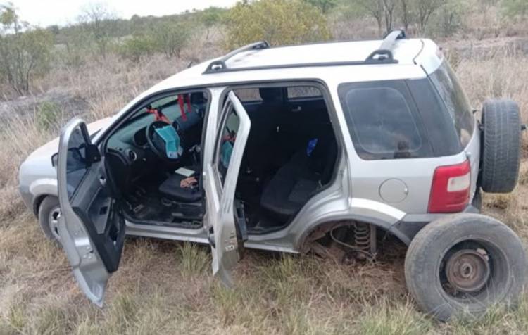 Una Ford EcoSport sufrió un reventón de neumático y estuvo cerca de volcar cerca de Chepes
