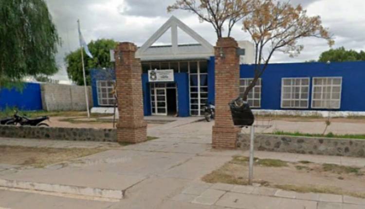 Chocó a un automóvil al dar marcha atrás y escapó sin detenerse